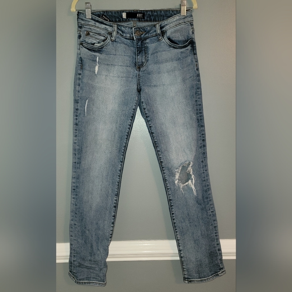 Kut from the Kloth Light Blue Jeans with Distressed Knee